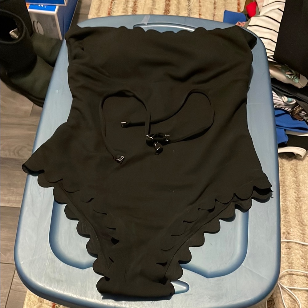 SHEIN Black Scalloped Edge One Piece Swimsuit